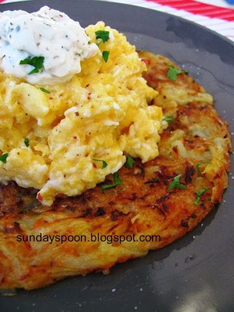 Κρεμώδη αυγά (scrambled eggs) πάνω σε τηγανίτα πατάτας