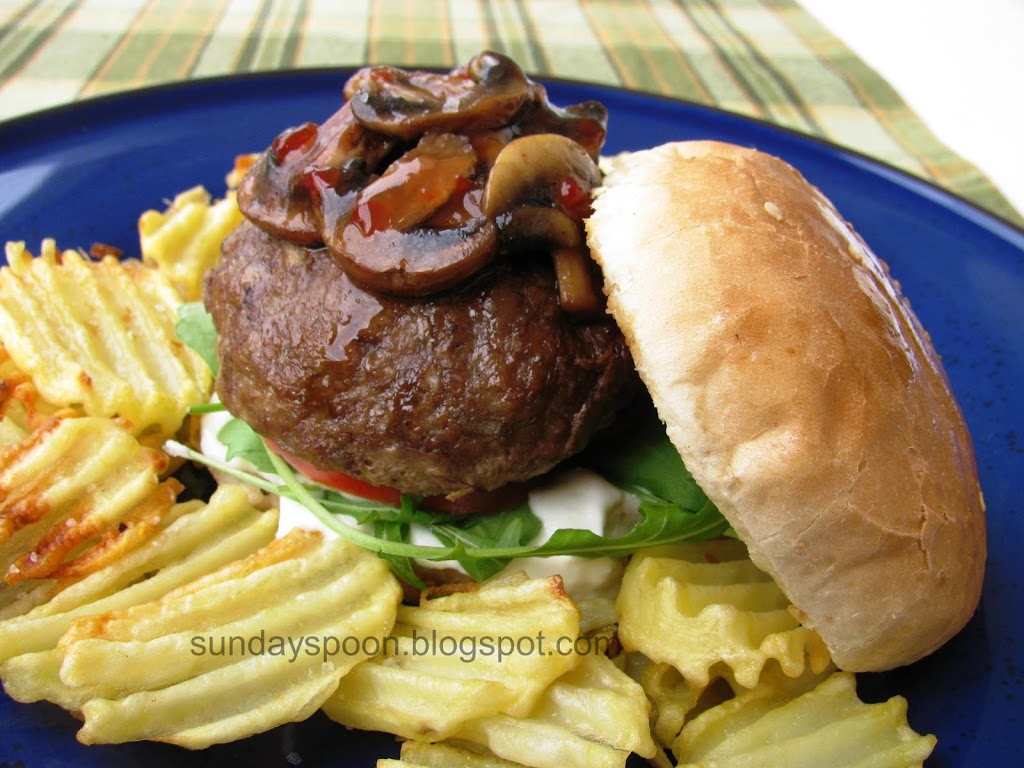 Burger με γεμιστό μπιφτέκι, πικάντικα μανιτάρια και ρόκα