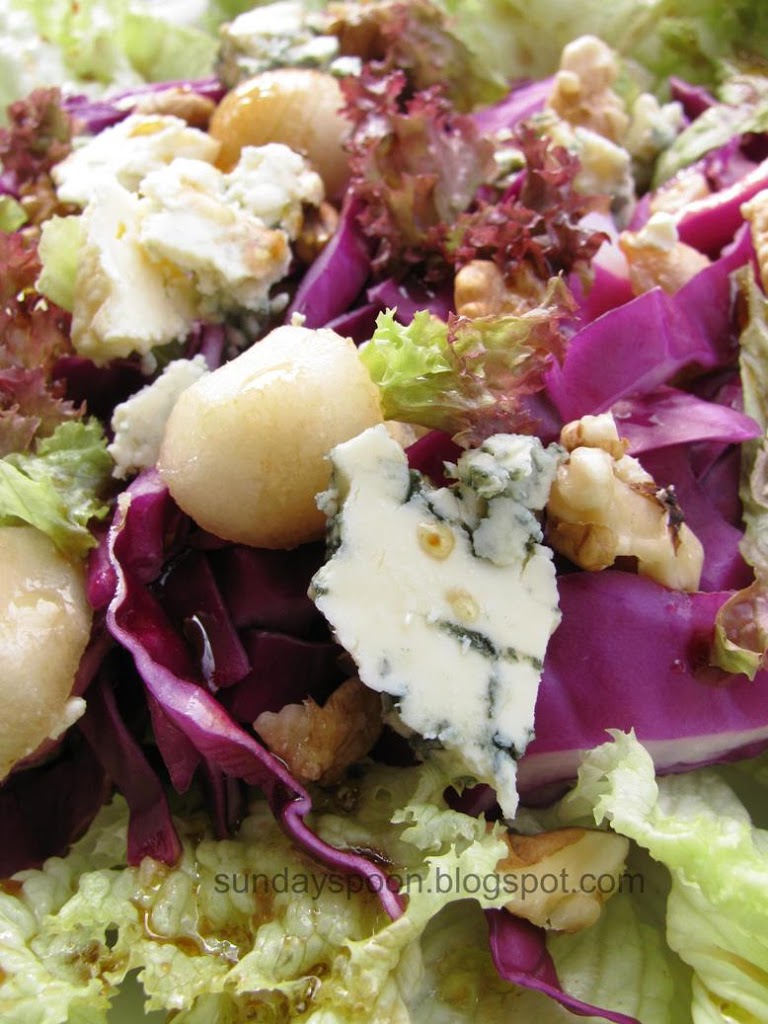 Σαλάτα με κόκκινο λάχανο, αχλάδια και μπλε τυρί