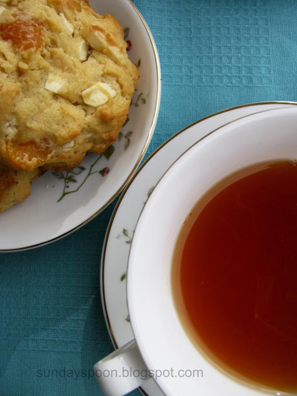 Αρωματικό τσάι & μαλακά cookies με βερίκοκο και λευκή σοκολάτα