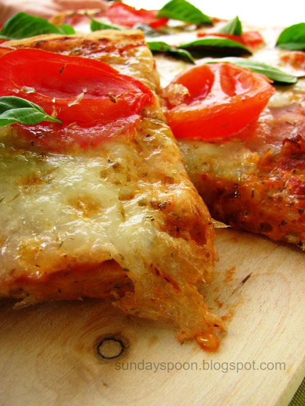 Πίτσα με αρωματική ζύμη και λούντζα