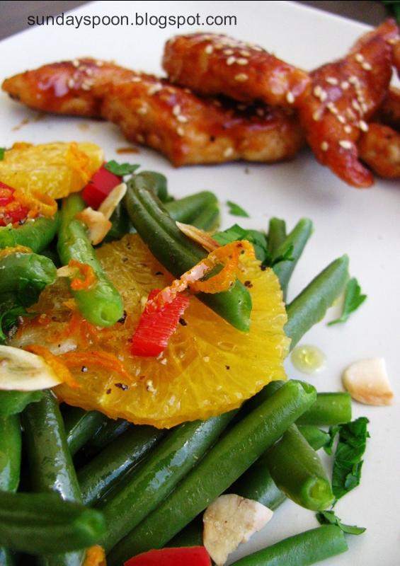 Φιλετίνια κοτόπουλου με σος μπάρμπεκιου & δροσερή σαλάτα πορτοκαλιού
