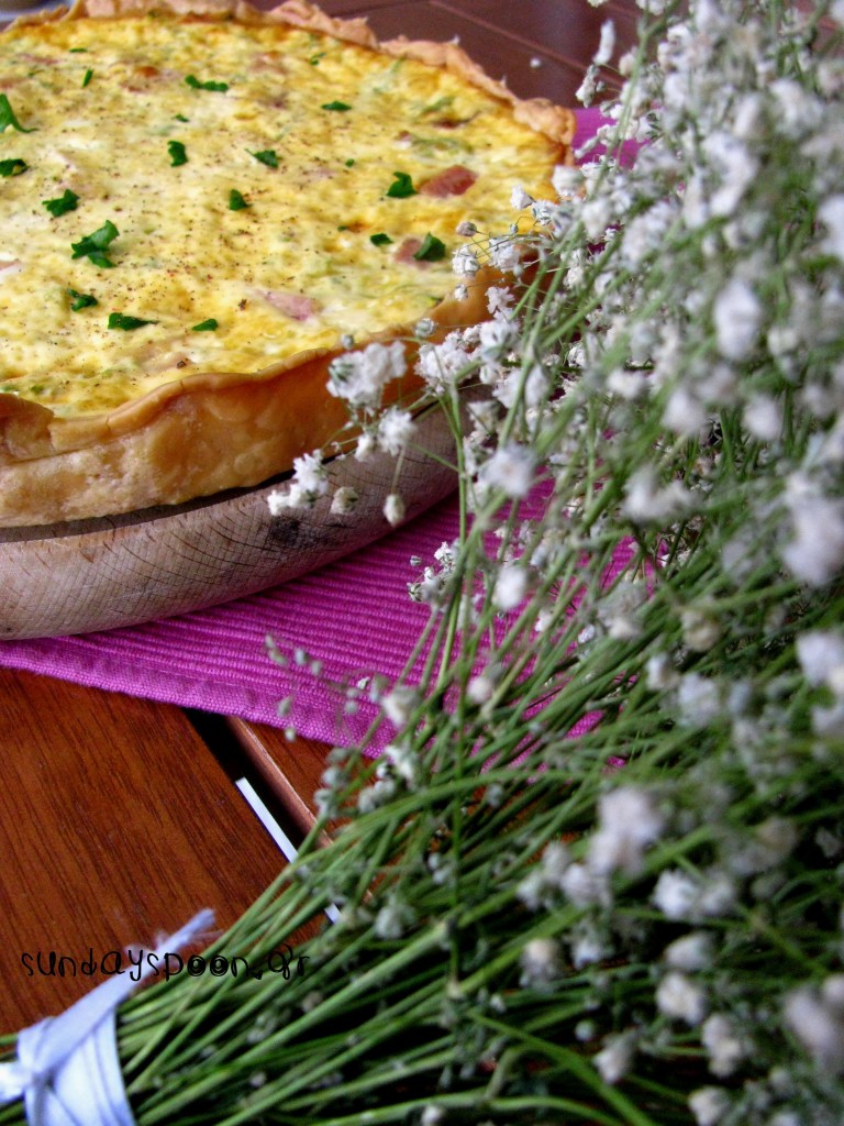 Τάρτα (quiche) με κολοκυθάκι, καπνιστό ζαμπόν και γραβιέρα