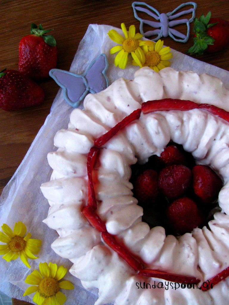 Ανοιξιάτικο κέικ βανίλιας με κρέμα τυριού και φράουλες